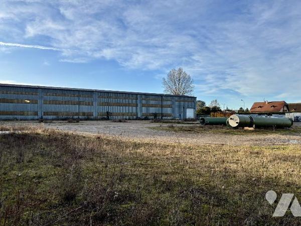 Entrepôt de 8 600 m2 avec bureau
