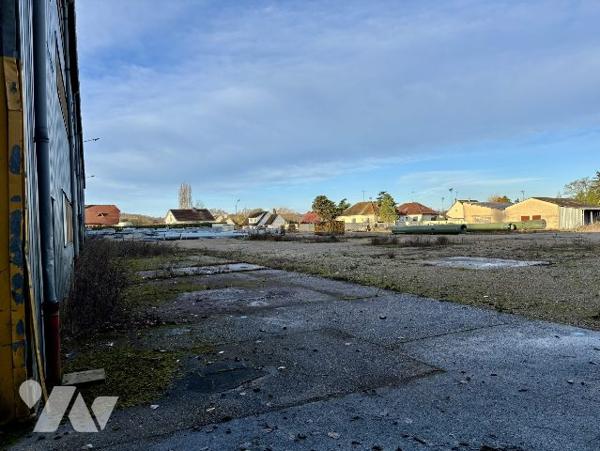 Entrepôt de 8 600 m2 avec bureau