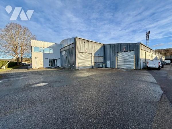Entrepôt de 8 600 m2 avec bureau