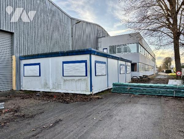 Entrepôt de 8 600 m2 avec bureau