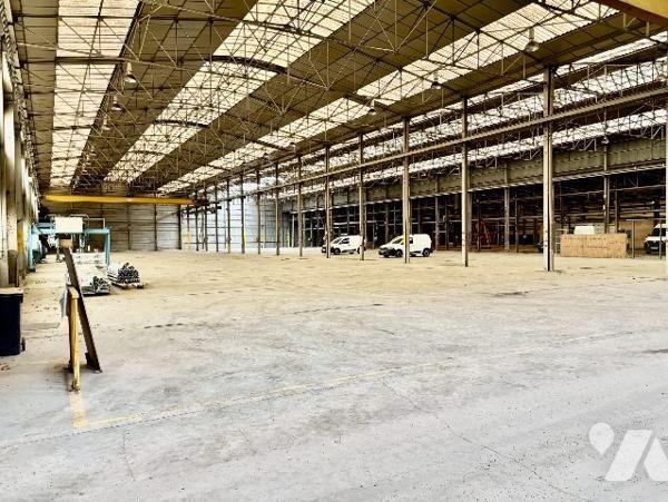 Entrepôt de 8 600 m2 avec bureau