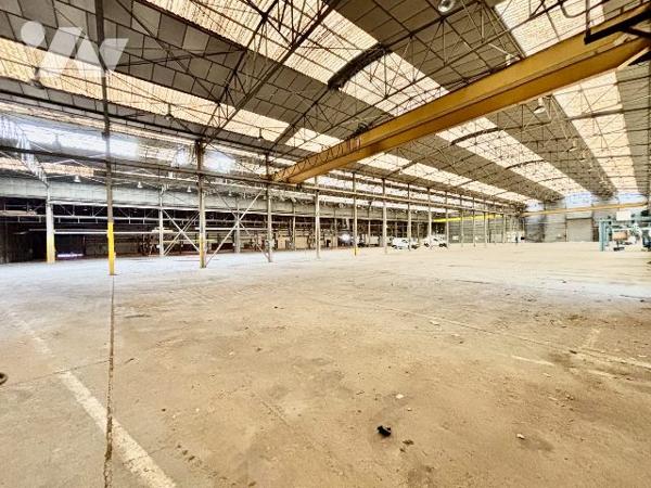 Entrepôt de 8 600 m2 avec bureau