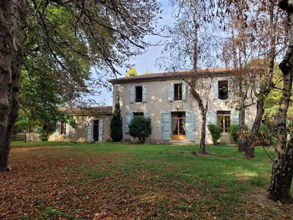 Maison de charme à vendre à Nérac - Un havre de verdure sur 37 000 m²