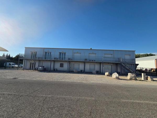 ROUSSET Bâtiment industriel avec bureaux