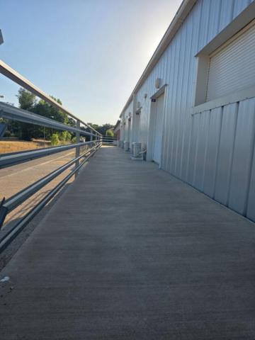 ROUSSET Bâtiment industriel avec bureaux