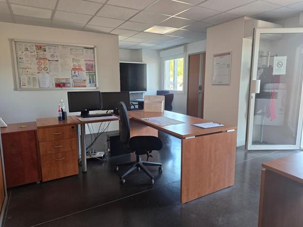 ROUSSET Bâtiment industriel avec bureaux