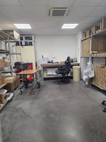 ROUSSET Bâtiment industriel avec bureaux