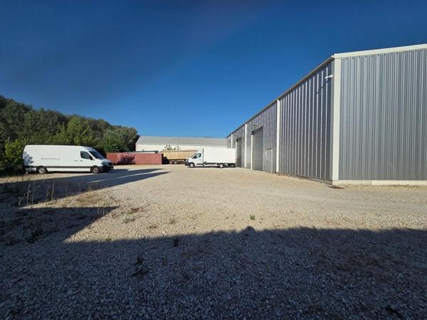 ROUSSET Bâtiment industriel avec bureaux