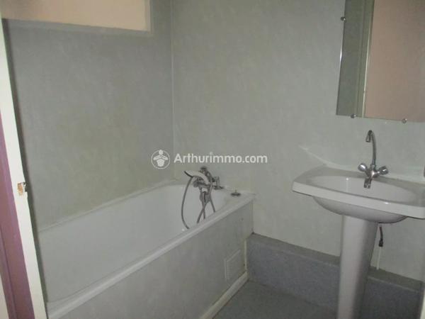 Location Appartement 3 pièces 78 m2 à Saint-Jean-d'Angély