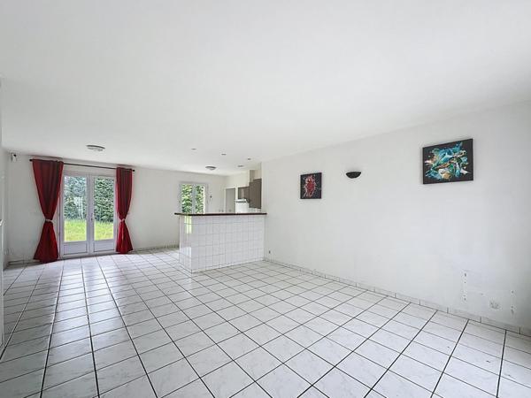 A quelques minutes de SENS et sa gare direct Paris