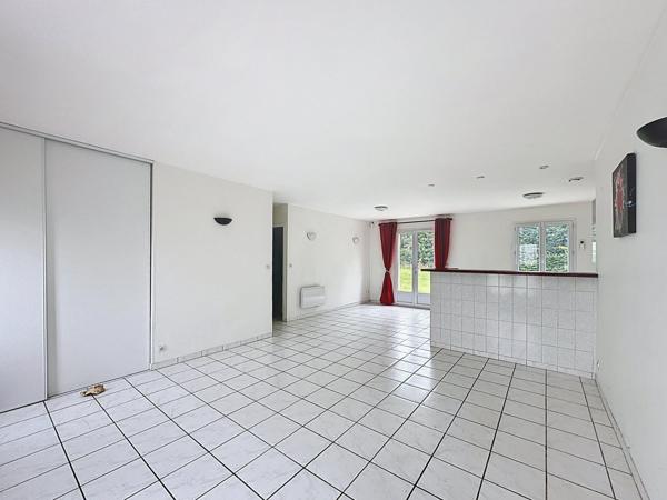 A quelques minutes de SENS et sa gare direct Paris