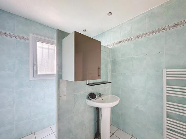 A quelques minutes de SENS et sa gare direct Paris