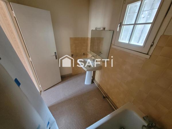 IMMEUBLE RAPPORT : T2 à louer + Commerce à louer