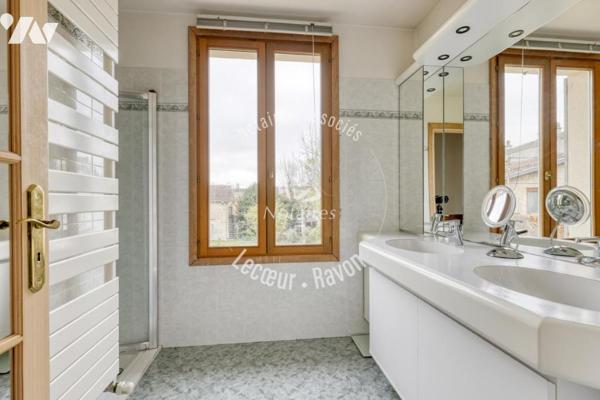 Local professionnel de 335 m2 et maison familiale sur un terrain de 950 m2 parc de Maisons Laffitte 