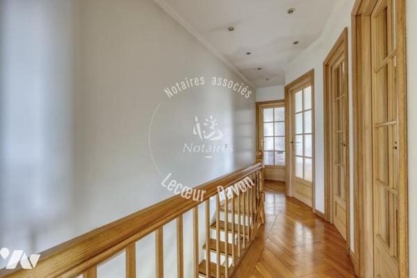 Local professionnel de 335 m2 et maison familiale sur un terrain de 950 m2 parc de Maisons Laffitte 