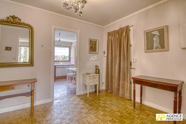 Versailles Rive-Droite Appartement 5 pièces 105.4 m² carrez situé au 1er étage avec ascenseur, grande cave, box et place de parking en sous-sol €650 000 ** - Référence 25425