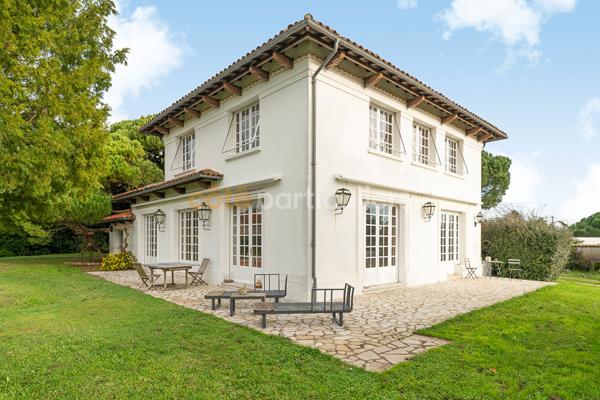 Vente
                Demeure de Prestige221 m² - 7 Pièces -
                    LA TREMBLADE (17390)