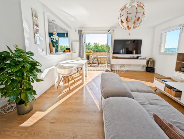 OPPORTUNITE!
Appartement moderne et très bien agencé de 66m2 situé au 4ème et dernier étage avec ascenseur, d'une résidence de 2006.
Cet appartement est dans un secteur calme de Chelles (Montchalat / Rue du Tir) et bénéficie d'un accès rapide aux commodités et à la gare via bus (10 minutes en bus environ).

Ce F3 spacieux est distribué comme suit: une entrée donne sur un spacieux séjour de 21m2 très lumineux avec une double exposition et prolongé d'un accueillant balcon de 5m2 avec une vue imprenable sur la montagne de Chelles et le parc du Sempin!  Convivialité assurée avec une cuisine partiellement ouverte sur le séjour de 8m2.
L'espace nuit est distribué par un couloir intimiste et fonctionnel distribuant des WC séparés, une salle de bain et deux chambres de 11 et 11.5 m2, dont une grande avec placard.

Assez rare, deux places de stationnement viennent compléter ce bien (une en extérieur et une en sous-sol accessible directement par l'ascenseur)

Les points forts:
DPE TRES BON
DERNIER ETAGE CALME ABSOLU
DISTRIBUTION DES ESPACES OPTIMISE
CHARGES MAITRISEE (1814 euros par an)
CHAUFFAGE INDIVIDUEL ELECTRIQUE
AUCUN TRAVAUX A PREVOIR
DEUX PARKINGS