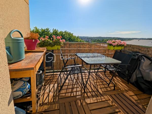 OPPORTUNITE!
Appartement moderne et très bien agencé de 66m2 situé au 4ème et dernier étage avec ascenseur, d'une résidence de 2006.
Cet appartement est dans un secteur calme de Chelles (Montchalat / Rue du Tir) et bénéficie d'un accès rapide aux commodités et à la gare via bus (10 minutes en bus environ).

Ce F3 spacieux est distribué comme suit: une entrée donne sur un spacieux séjour de 21m2 très lumineux avec une double exposition et prolongé d'un accueillant balcon de 5m2 avec une vue imprenable sur la montagne de Chelles et le parc du Sempin!  Convivialité assurée avec une cuisine partiellement ouverte sur le séjour de 8m2.
L'espace nuit est distribué par un couloir intimiste et fonctionnel distribuant des WC séparés, une salle de bain et deux chambres de 11 et 11.5 m2, dont une grande avec placard.

Assez rare, deux places de stationnement viennent compléter ce bien (une en extérieur et une en sous-sol accessible directement par l'ascenseur)

Les points forts:
DPE TRES BON
DERNIER ETAGE CALME ABSOLU
DISTRIBUTION DES ESPACES OPTIMISE
CHARGES MAITRISEE (1814 euros par an)
CHAUFFAGE INDIVIDUEL ELECTRIQUE
AUCUN TRAVAUX A PREVOIR
DEUX PARKINGS