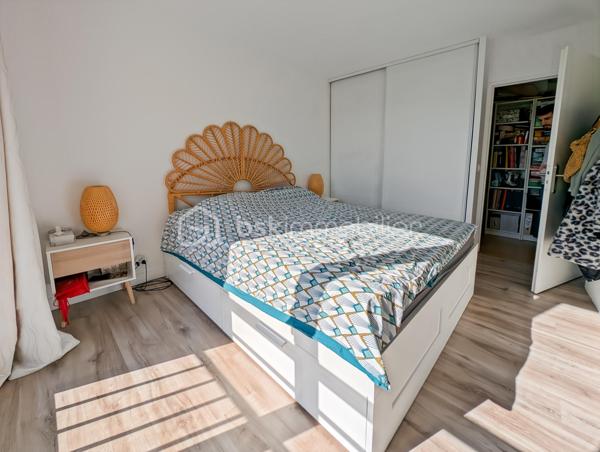OPPORTUNITE!
Appartement moderne et très bien agencé de 66m2 situé au 4ème et dernier étage avec ascenseur, d'une résidence de 2006.
Cet appartement est dans un secteur calme de Chelles (Montchalat / Rue du Tir) et bénéficie d'un accès rapide aux commodités et à la gare via bus (10 minutes en bus environ).

Ce F3 spacieux est distribué comme suit: une entrée donne sur un spacieux séjour de 21m2 très lumineux avec une double exposition et prolongé d'un accueillant balcon de 5m2 avec une vue imprenable sur la montagne de Chelles et le parc du Sempin!  Convivialité assurée avec une cuisine partiellement ouverte sur le séjour de 8m2.
L'espace nuit est distribué par un couloir intimiste et fonctionnel distribuant des WC séparés, une salle de bain et deux chambres de 11 et 11.5 m2, dont une grande avec placard.

Assez rare, deux places de stationnement viennent compléter ce bien (une en extérieur et une en sous-sol accessible directement par l'ascenseur)

Les points forts:
DPE TRES BON
DERNIER ETAGE CALME ABSOLU
DISTRIBUTION DES ESPACES OPTIMISE
CHARGES MAITRISEE (1814 euros par an)
CHAUFFAGE INDIVIDUEL ELECTRIQUE
AUCUN TRAVAUX A PREVOIR
DEUX PARKINGS