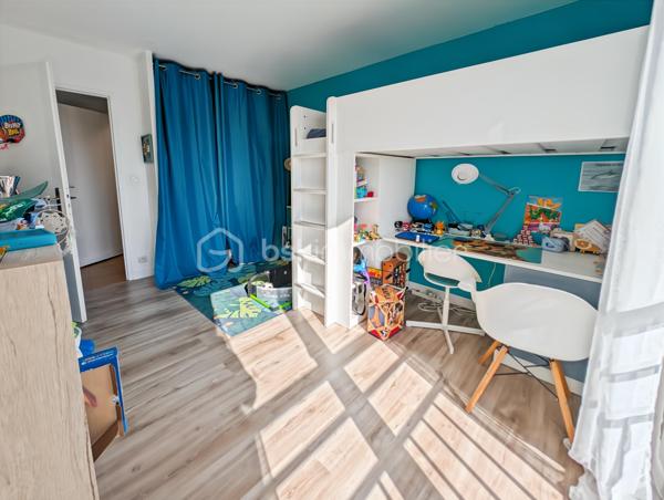OPPORTUNITE!
Appartement moderne et très bien agencé de 66m2 situé au 4ème et dernier étage avec ascenseur, d'une résidence de 2006.
Cet appartement est dans un secteur calme de Chelles (Montchalat / Rue du Tir) et bénéficie d'un accès rapide aux commodités et à la gare via bus (10 minutes en bus environ).

Ce F3 spacieux est distribué comme suit: une entrée donne sur un spacieux séjour de 21m2 très lumineux avec une double exposition et prolongé d'un accueillant balcon de 5m2 avec une vue imprenable sur la montagne de Chelles et le parc du Sempin!  Convivialité assurée avec une cuisine partiellement ouverte sur le séjour de 8m2.
L'espace nuit est distribué par un couloir intimiste et fonctionnel distribuant des WC séparés, une salle de bain et deux chambres de 11 et 11.5 m2, dont une grande avec placard.

Assez rare, deux places de stationnement viennent compléter ce bien (une en extérieur et une en sous-sol accessible directement par l'ascenseur)

Les points forts:
DPE TRES BON
DERNIER ETAGE CALME ABSOLU
DISTRIBUTION DES ESPACES OPTIMISE
CHARGES MAITRISEE (1814 euros par an)
CHAUFFAGE INDIVIDUEL ELECTRIQUE
AUCUN TRAVAUX A PREVOIR
DEUX PARKINGS