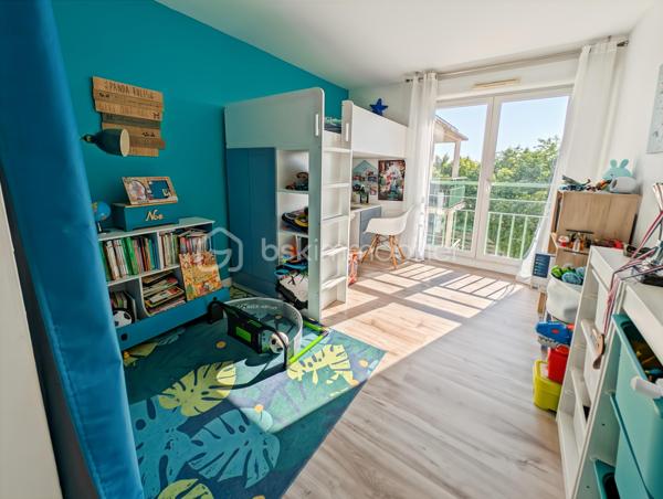 OPPORTUNITE!
Appartement moderne et très bien agencé de 66m2 situé au 4ème et dernier étage avec ascenseur, d'une résidence de 2006.
Cet appartement est dans un secteur calme de Chelles (Montchalat / Rue du Tir) et bénéficie d'un accès rapide aux commodités et à la gare via bus (10 minutes en bus environ).

Ce F3 spacieux est distribué comme suit: une entrée donne sur un spacieux séjour de 21m2 très lumineux avec une double exposition et prolongé d'un accueillant balcon de 5m2 avec une vue imprenable sur la montagne de Chelles et le parc du Sempin!  Convivialité assurée avec une cuisine partiellement ouverte sur le séjour de 8m2.
L'espace nuit est distribué par un couloir intimiste et fonctionnel distribuant des WC séparés, une salle de bain et deux chambres de 11 et 11.5 m2, dont une grande avec placard.

Assez rare, deux places de stationnement viennent compléter ce bien (une en extérieur et une en sous-sol accessible directement par l'ascenseur)

Les points forts:
DPE TRES BON
DERNIER ETAGE CALME ABSOLU
DISTRIBUTION DES ESPACES OPTIMISE
CHARGES MAITRISEE (1814 euros par an)
CHAUFFAGE INDIVIDUEL ELECTRIQUE
AUCUN TRAVAUX A PREVOIR
DEUX PARKINGS