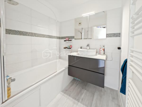 OPPORTUNITE!
Appartement moderne et très bien agencé de 66m2 situé au 4ème et dernier étage avec ascenseur, d'une résidence de 2006.
Cet appartement est dans un secteur calme de Chelles (Montchalat / Rue du Tir) et bénéficie d'un accès rapide aux commodités et à la gare via bus (10 minutes en bus environ).

Ce F3 spacieux est distribué comme suit: une entrée donne sur un spacieux séjour de 21m2 très lumineux avec une double exposition et prolongé d'un accueillant balcon de 5m2 avec une vue imprenable sur la montagne de Chelles et le parc du Sempin!  Convivialité assurée avec une cuisine partiellement ouverte sur le séjour de 8m2.
L'espace nuit est distribué par un couloir intimiste et fonctionnel distribuant des WC séparés, une salle de bain et deux chambres de 11 et 11.5 m2, dont une grande avec placard.

Assez rare, deux places de stationnement viennent compléter ce bien (une en extérieur et une en sous-sol accessible directement par l'ascenseur)

Les points forts:
DPE TRES BON
DERNIER ETAGE CALME ABSOLU
DISTRIBUTION DES ESPACES OPTIMISE
CHARGES MAITRISEE (1814 euros par an)
CHAUFFAGE INDIVIDUEL ELECTRIQUE
AUCUN TRAVAUX A PREVOIR
DEUX PARKINGS