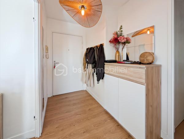 OPPORTUNITE!
Appartement moderne et très bien agencé de 66m2 situé au 4ème et dernier étage avec ascenseur, d'une résidence de 2006.
Cet appartement est dans un secteur calme de Chelles (Montchalat / Rue du Tir) et bénéficie d'un accès rapide aux commodités et à la gare via bus (10 minutes en bus environ).

Ce F3 spacieux est distribué comme suit: une entrée donne sur un spacieux séjour de 21m2 très lumineux avec une double exposition et prolongé d'un accueillant balcon de 5m2 avec une vue imprenable sur la montagne de Chelles et le parc du Sempin!  Convivialité assurée avec une cuisine partiellement ouverte sur le séjour de 8m2.
L'espace nuit est distribué par un couloir intimiste et fonctionnel distribuant des WC séparés, une salle de bain et deux chambres de 11 et 11.5 m2, dont une grande avec placard.

Assez rare, deux places de stationnement viennent compléter ce bien (une en extérieur et une en sous-sol accessible directement par l'ascenseur)

Les points forts:
DPE TRES BON
DERNIER ETAGE CALME ABSOLU
DISTRIBUTION DES ESPACES OPTIMISE
CHARGES MAITRISEE (1814 euros par an)
CHAUFFAGE INDIVIDUEL ELECTRIQUE
AUCUN TRAVAUX A PREVOIR
DEUX PARKINGS