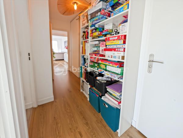 OPPORTUNITE!
Appartement moderne et très bien agencé de 66m2 situé au 4ème et dernier étage avec ascenseur, d'une résidence de 2006.
Cet appartement est dans un secteur calme de Chelles (Montchalat / Rue du Tir) et bénéficie d'un accès rapide aux commodités et à la gare via bus (10 minutes en bus environ).

Ce F3 spacieux est distribué comme suit: une entrée donne sur un spacieux séjour de 21m2 très lumineux avec une double exposition et prolongé d'un accueillant balcon de 5m2 avec une vue imprenable sur la montagne de Chelles et le parc du Sempin!  Convivialité assurée avec une cuisine partiellement ouverte sur le séjour de 8m2.
L'espace nuit est distribué par un couloir intimiste et fonctionnel distribuant des WC séparés, une salle de bain et deux chambres de 11 et 11.5 m2, dont une grande avec placard.

Assez rare, deux places de stationnement viennent compléter ce bien (une en extérieur et une en sous-sol accessible directement par l'ascenseur)

Les points forts:
DPE TRES BON
DERNIER ETAGE CALME ABSOLU
DISTRIBUTION DES ESPACES OPTIMISE
CHARGES MAITRISEE (1814 euros par an)
CHAUFFAGE INDIVIDUEL ELECTRIQUE
AUCUN TRAVAUX A PREVOIR
DEUX PARKINGS