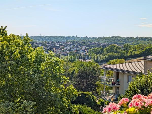 OPPORTUNITE!
Appartement moderne et très bien agencé de 66m2 situé au 4ème et dernier étage avec ascenseur, d'une résidence de 2006.
Cet appartement est dans un secteur calme de Chelles (Montchalat / Rue du Tir) et bénéficie d'un accès rapide aux commodités et à la gare via bus (10 minutes en bus environ).

Ce F3 spacieux est distribué comme suit: une entrée donne sur un spacieux séjour de 21m2 très lumineux avec une double exposition et prolongé d'un accueillant balcon de 5m2 avec une vue imprenable sur la montagne de Chelles et le parc du Sempin!  Convivialité assurée avec une cuisine partiellement ouverte sur le séjour de 8m2.
L'espace nuit est distribué par un couloir intimiste et fonctionnel distribuant des WC séparés, une salle de bain et deux chambres de 11 et 11.5 m2, dont une grande avec placard.

Assez rare, deux places de stationnement viennent compléter ce bien (une en extérieur et une en sous-sol accessible directement par l'ascenseur)

Les points forts:
DPE TRES BON
DERNIER ETAGE CALME ABSOLU
DISTRIBUTION DES ESPACES OPTIMISE
CHARGES MAITRISEE (1814 euros par an)
CHAUFFAGE INDIVIDUEL ELECTRIQUE
AUCUN TRAVAUX A PREVOIR
DEUX PARKINGS