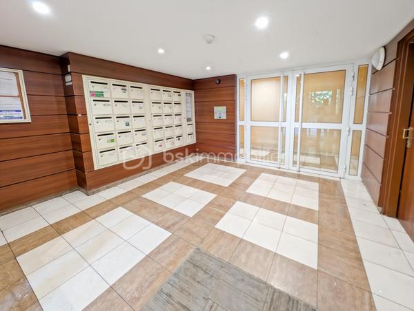 OPPORTUNITE!
Appartement moderne et très bien agencé de 66m2 situé au 4ème et dernier étage avec ascenseur, d'une résidence de 2006.
Cet appartement est dans un secteur calme de Chelles (Montchalat / Rue du Tir) et bénéficie d'un accès rapide aux commodités et à la gare via bus (10 minutes en bus environ).

Ce F3 spacieux est distribué comme suit: une entrée donne sur un spacieux séjour de 21m2 très lumineux avec une double exposition et prolongé d'un accueillant balcon de 5m2 avec une vue imprenable sur la montagne de Chelles et le parc du Sempin!  Convivialité assurée avec une cuisine partiellement ouverte sur le séjour de 8m2.
L'espace nuit est distribué par un couloir intimiste et fonctionnel distribuant des WC séparés, une salle de bain et deux chambres de 11 et 11.5 m2, dont une grande avec placard.

Assez rare, deux places de stationnement viennent compléter ce bien (une en extérieur et une en sous-sol accessible directement par l'ascenseur)

Les points forts:
DPE TRES BON
DERNIER ETAGE CALME ABSOLU
DISTRIBUTION DES ESPACES OPTIMISE
CHARGES MAITRISEE (1814 euros par an)
CHAUFFAGE INDIVIDUEL ELECTRIQUE
AUCUN TRAVAUX A PREVOIR
DEUX PARKINGS
