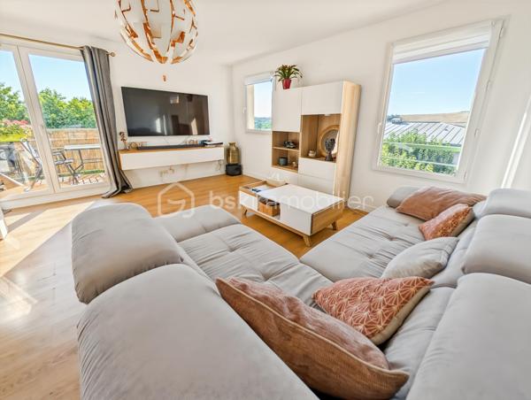 OPPORTUNITE!
Appartement moderne et très bien agencé de 66m2 situé au 4ème et dernier étage avec ascenseur, d'une résidence de 2006.
Cet appartement est dans un secteur calme de Chelles (Montchalat / Rue du Tir) et bénéficie d'un accès rapide aux commodités et à la gare via bus (10 minutes en bus environ).

Ce F3 spacieux est distribué comme suit: une entrée donne sur un spacieux séjour de 21m2 très lumineux avec une double exposition et prolongé d'un accueillant balcon de 5m2 avec une vue imprenable sur la montagne de Chelles et le parc du Sempin!  Convivialité assurée avec une cuisine partiellement ouverte sur le séjour de 8m2.
L'espace nuit est distribué par un couloir intimiste et fonctionnel distribuant des WC séparés, une salle de bain et deux chambres de 11 et 11.5 m2, dont une grande avec placard.

Assez rare, deux places de stationnement viennent compléter ce bien (une en extérieur et une en sous-sol accessible directement par l'ascenseur)

Les points forts:
DPE TRES BON
DERNIER ETAGE CALME ABSOLU
DISTRIBUTION DES ESPACES OPTIMISE
CHARGES MAITRISEE (1814 euros par an)
CHAUFFAGE INDIVIDUEL ELECTRIQUE
AUCUN TRAVAUX A PREVOIR
DEUX PARKINGS