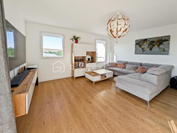 OPPORTUNITE!
Appartement moderne et très bien agencé de 66m2 situé au 4ème et dernier étage avec ascenseur, d'une résidence de 2006.
Cet appartement est dans un secteur calme de Chelles (Montchalat / Rue du Tir) et bénéficie d'un accès rapide aux commodités et à la gare via bus (10 minutes en bus environ).

Ce F3 spacieux est distribué comme suit: une entrée donne sur un spacieux séjour de 21m2 très lumineux avec une double exposition et prolongé d'un accueillant balcon de 5m2 avec une vue imprenable sur la montagne de Chelles et le parc du Sempin!  Convivialité assurée avec une cuisine partiellement ouverte sur le séjour de 8m2.
L'espace nuit est distribué par un couloir intimiste et fonctionnel distribuant des WC séparés, une salle de bain et deux chambres de 11 et 11.5 m2, dont une grande avec placard.

Assez rare, deux places de stationnement viennent compléter ce bien (une en extérieur et une en sous-sol accessible directement par l'ascenseur)

Les points forts:
DPE TRES BON
DERNIER ETAGE CALME ABSOLU
DISTRIBUTION DES ESPACES OPTIMISE
CHARGES MAITRISEE (1814 euros par an)
CHAUFFAGE INDIVIDUEL ELECTRIQUE
AUCUN TRAVAUX A PREVOIR
DEUX PARKINGS