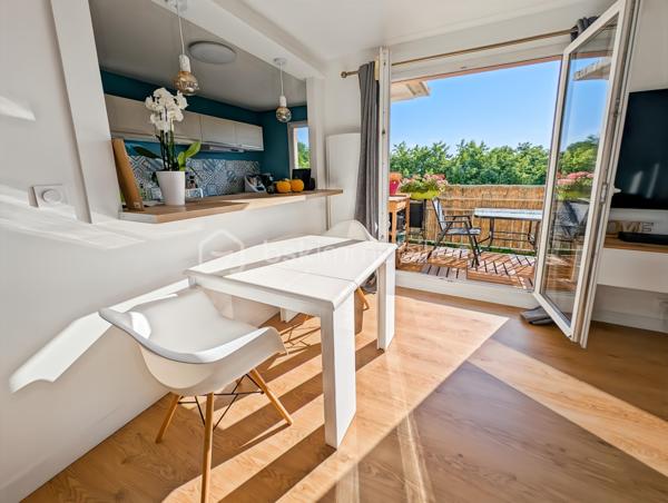 OPPORTUNITE!
Appartement moderne et très bien agencé de 66m2 situé au 4ème et dernier étage avec ascenseur, d'une résidence de 2006.
Cet appartement est dans un secteur calme de Chelles (Montchalat / Rue du Tir) et bénéficie d'un accès rapide aux commodités et à la gare via bus (10 minutes en bus environ).

Ce F3 spacieux est distribué comme suit: une entrée donne sur un spacieux séjour de 21m2 très lumineux avec une double exposition et prolongé d'un accueillant balcon de 5m2 avec une vue imprenable sur la montagne de Chelles et le parc du Sempin!  Convivialité assurée avec une cuisine partiellement ouverte sur le séjour de 8m2.
L'espace nuit est distribué par un couloir intimiste et fonctionnel distribuant des WC séparés, une salle de bain et deux chambres de 11 et 11.5 m2, dont une grande avec placard.

Assez rare, deux places de stationnement viennent compléter ce bien (une en extérieur et une en sous-sol accessible directement par l'ascenseur)

Les points forts:
DPE TRES BON
DERNIER ETAGE CALME ABSOLU
DISTRIBUTION DES ESPACES OPTIMISE
CHARGES MAITRISEE (1814 euros par an)
CHAUFFAGE INDIVIDUEL ELECTRIQUE
AUCUN TRAVAUX A PREVOIR
DEUX PARKINGS