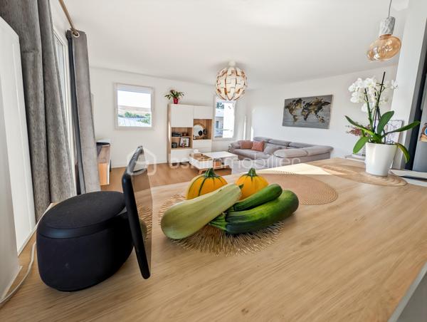OPPORTUNITE!
Appartement moderne et très bien agencé de 66m2 situé au 4ème et dernier étage avec ascenseur, d'une résidence de 2006.
Cet appartement est dans un secteur calme de Chelles (Montchalat / Rue du Tir) et bénéficie d'un accès rapide aux commodités et à la gare via bus (10 minutes en bus environ).

Ce F3 spacieux est distribué comme suit: une entrée donne sur un spacieux séjour de 21m2 très lumineux avec une double exposition et prolongé d'un accueillant balcon de 5m2 avec une vue imprenable sur la montagne de Chelles et le parc du Sempin!  Convivialité assurée avec une cuisine partiellement ouverte sur le séjour de 8m2.
L'espace nuit est distribué par un couloir intimiste et fonctionnel distribuant des WC séparés, une salle de bain et deux chambres de 11 et 11.5 m2, dont une grande avec placard.

Assez rare, deux places de stationnement viennent compléter ce bien (une en extérieur et une en sous-sol accessible directement par l'ascenseur)

Les points forts:
DPE TRES BON
DERNIER ETAGE CALME ABSOLU
DISTRIBUTION DES ESPACES OPTIMISE
CHARGES MAITRISEE (1814 euros par an)
CHAUFFAGE INDIVIDUEL ELECTRIQUE
AUCUN TRAVAUX A PREVOIR
DEUX PARKINGS