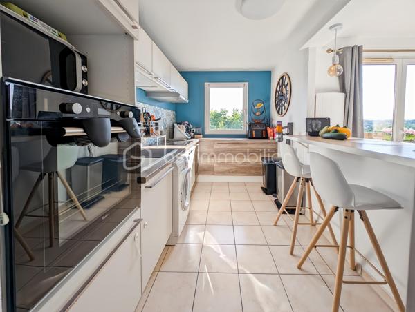 OPPORTUNITE!
Appartement moderne et très bien agencé de 66m2 situé au 4ème et dernier étage avec ascenseur, d'une résidence de 2006.
Cet appartement est dans un secteur calme de Chelles (Montchalat / Rue du Tir) et bénéficie d'un accès rapide aux commodités et à la gare via bus (10 minutes en bus environ).

Ce F3 spacieux est distribué comme suit: une entrée donne sur un spacieux séjour de 21m2 très lumineux avec une double exposition et prolongé d'un accueillant balcon de 5m2 avec une vue imprenable sur la montagne de Chelles et le parc du Sempin!  Convivialité assurée avec une cuisine partiellement ouverte sur le séjour de 8m2.
L'espace nuit est distribué par un couloir intimiste et fonctionnel distribuant des WC séparés, une salle de bain et deux chambres de 11 et 11.5 m2, dont une grande avec placard.

Assez rare, deux places de stationnement viennent compléter ce bien (une en extérieur et une en sous-sol accessible directement par l'ascenseur)

Les points forts:
DPE TRES BON
DERNIER ETAGE CALME ABSOLU
DISTRIBUTION DES ESPACES OPTIMISE
CHARGES MAITRISEE (1814 euros par an)
CHAUFFAGE INDIVIDUEL ELECTRIQUE
AUCUN TRAVAUX A PREVOIR
DEUX PARKINGS