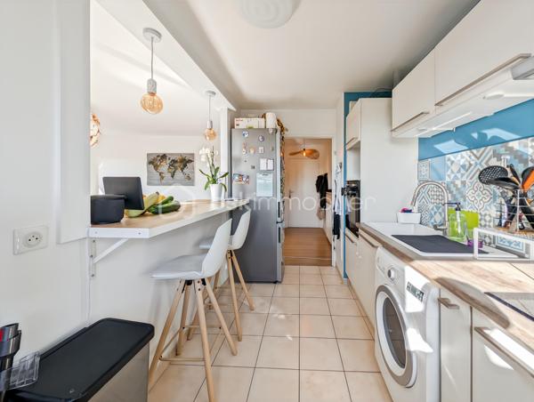 OPPORTUNITE!
Appartement moderne et très bien agencé de 66m2 situé au 4ème et dernier étage avec ascenseur, d'une résidence de 2006.
Cet appartement est dans un secteur calme de Chelles (Montchalat / Rue du Tir) et bénéficie d'un accès rapide aux commodités et à la gare via bus (10 minutes en bus environ).

Ce F3 spacieux est distribué comme suit: une entrée donne sur un spacieux séjour de 21m2 très lumineux avec une double exposition et prolongé d'un accueillant balcon de 5m2 avec une vue imprenable sur la montagne de Chelles et le parc du Sempin!  Convivialité assurée avec une cuisine partiellement ouverte sur le séjour de 8m2.
L'espace nuit est distribué par un couloir intimiste et fonctionnel distribuant des WC séparés, une salle de bain et deux chambres de 11 et 11.5 m2, dont une grande avec placard.

Assez rare, deux places de stationnement viennent compléter ce bien (une en extérieur et une en sous-sol accessible directement par l'ascenseur)

Les points forts:
DPE TRES BON
DERNIER ETAGE CALME ABSOLU
DISTRIBUTION DES ESPACES OPTIMISE
CHARGES MAITRISEE (1814 euros par an)
CHAUFFAGE INDIVIDUEL ELECTRIQUE
AUCUN TRAVAUX A PREVOIR
DEUX PARKINGS