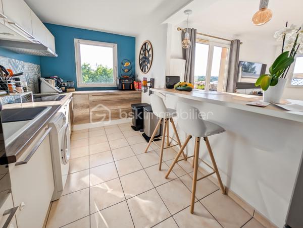 OPPORTUNITE!
Appartement moderne et très bien agencé de 66m2 situé au 4ème et dernier étage avec ascenseur, d'une résidence de 2006.
Cet appartement est dans un secteur calme de Chelles (Montchalat / Rue du Tir) et bénéficie d'un accès rapide aux commodités et à la gare via bus (10 minutes en bus environ).

Ce F3 spacieux est distribué comme suit: une entrée donne sur un spacieux séjour de 21m2 très lumineux avec une double exposition et prolongé d'un accueillant balcon de 5m2 avec une vue imprenable sur la montagne de Chelles et le parc du Sempin!  Convivialité assurée avec une cuisine partiellement ouverte sur le séjour de 8m2.
L'espace nuit est distribué par un couloir intimiste et fonctionnel distribuant des WC séparés, une salle de bain et deux chambres de 11 et 11.5 m2, dont une grande avec placard.

Assez rare, deux places de stationnement viennent compléter ce bien (une en extérieur et une en sous-sol accessible directement par l'ascenseur)

Les points forts:
DPE TRES BON
DERNIER ETAGE CALME ABSOLU
DISTRIBUTION DES ESPACES OPTIMISE
CHARGES MAITRISEE (1814 euros par an)
CHAUFFAGE INDIVIDUEL ELECTRIQUE
AUCUN TRAVAUX A PREVOIR
DEUX PARKINGS