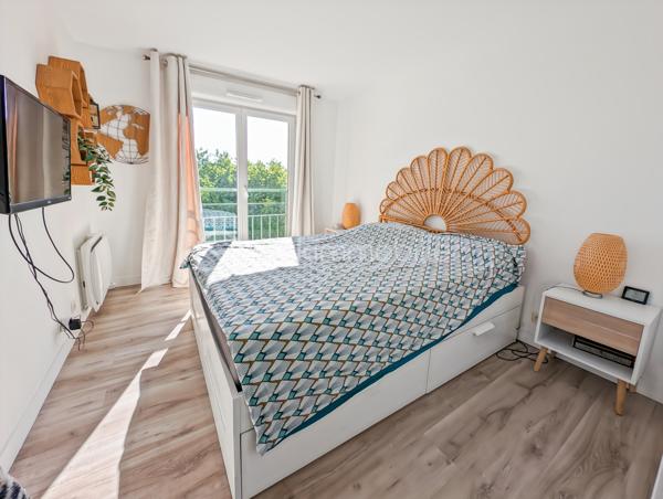 OPPORTUNITE!
Appartement moderne et très bien agencé de 66m2 situé au 4ème et dernier étage avec ascenseur, d'une résidence de 2006.
Cet appartement est dans un secteur calme de Chelles (Montchalat / Rue du Tir) et bénéficie d'un accès rapide aux commodités et à la gare via bus (10 minutes en bus environ).

Ce F3 spacieux est distribué comme suit: une entrée donne sur un spacieux séjour de 21m2 très lumineux avec une double exposition et prolongé d'un accueillant balcon de 5m2 avec une vue imprenable sur la montagne de Chelles et le parc du Sempin!  Convivialité assurée avec une cuisine partiellement ouverte sur le séjour de 8m2.
L'espace nuit est distribué par un couloir intimiste et fonctionnel distribuant des WC séparés, une salle de bain et deux chambres de 11 et 11.5 m2, dont une grande avec placard.

Assez rare, deux places de stationnement viennent compléter ce bien (une en extérieur et une en sous-sol accessible directement par l'ascenseur)

Les points forts:
DPE TRES BON
DERNIER ETAGE CALME ABSOLU
DISTRIBUTION DES ESPACES OPTIMISE
CHARGES MAITRISEE (1814 euros par an)
CHAUFFAGE INDIVIDUEL ELECTRIQUE
AUCUN TRAVAUX A PREVOIR
DEUX PARKINGS