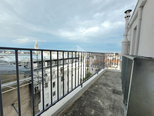 PAU CENTRE - LOCATION MEUBLEE : Appartement T3 de 55 m² avec terrasse de 20 m² dans une résidence de standing