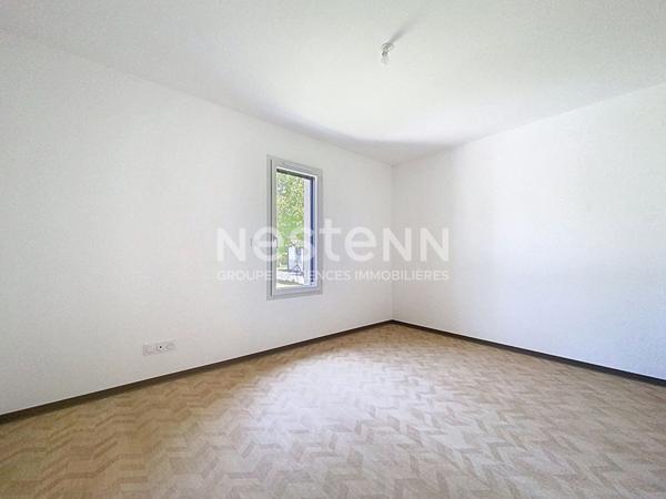 Maison neuve de plain pied à vendre Vayrac : DPE A, conso 50 € par mois, 3 chambres, sous décennale, garage électrique, panneaux solaires, pompe à chaleur, climatisation, matériaux haut de gamme.