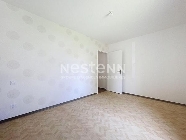 Maison neuve de plain pied à vendre Vayrac : DPE A, conso 50 € par mois, 3 chambres, sous décennale, garage électrique, panneaux solaires, pompe à chaleur, climatisation, matériaux haut de gamme.