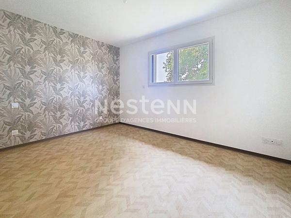 Maison neuve de plain pied à vendre Vayrac : DPE A, conso 50 € par mois, 3 chambres, sous décennale, garage électrique, panneaux solaires, pompe à chaleur, climatisation, matériaux haut de gamme.