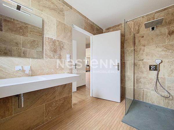 Maison neuve de plain pied à vendre Vayrac : DPE A, conso 50 € par mois, 3 chambres, sous décennale, garage électrique, panneaux solaires, pompe à chaleur, climatisation, matériaux haut de gamme.