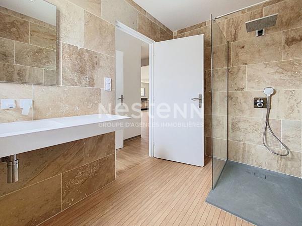 Maison neuve de plain pied à vendre Vayrac : DPE A, conso 50 € par mois, 3 chambres, sous décennale, garage électrique, panneaux solaires, pompe à chaleur, climatisation, matériaux haut de gamme.