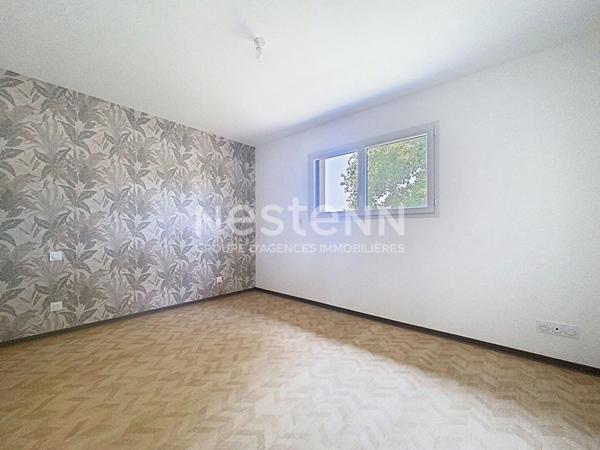 Maison neuve de plain pied à vendre Vayrac : DPE A, conso 50 € par mois, 3 chambres, sous décennale, garage électrique, panneaux solaires, pompe à chaleur, climatisation, matériaux haut de gamme.