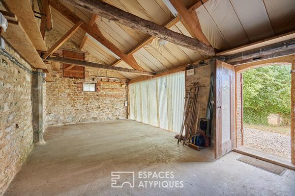 Maison en pierre rénovée et dépendances face au paysage vallonné