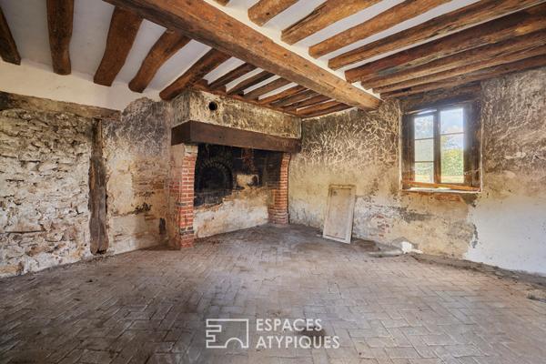 Maison en pierre rénovée et dépendances face au paysage vallonné