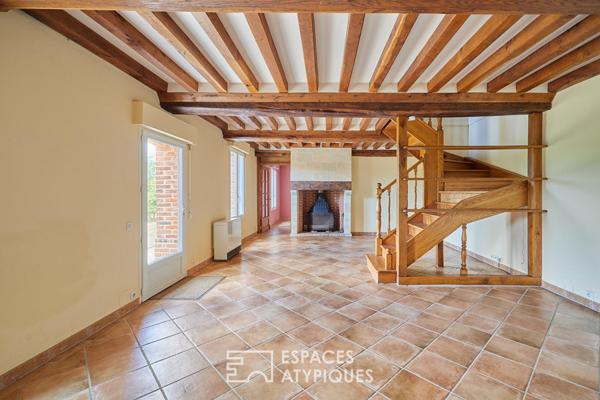 Maison en pierre rénovée et dépendances face au paysage vallonné