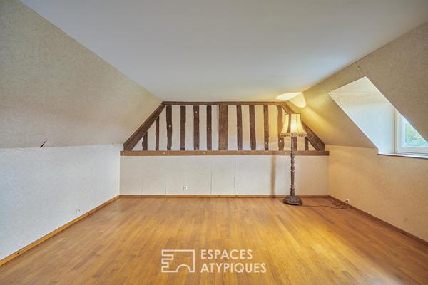 Maison en pierre rénovée et dépendances face au paysage vallonné